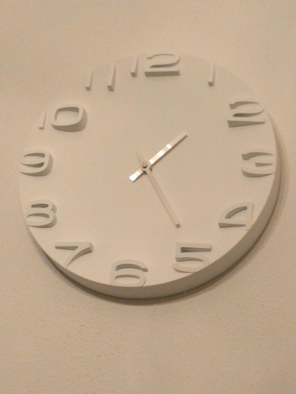 Klok modern wit Mooie hangklok