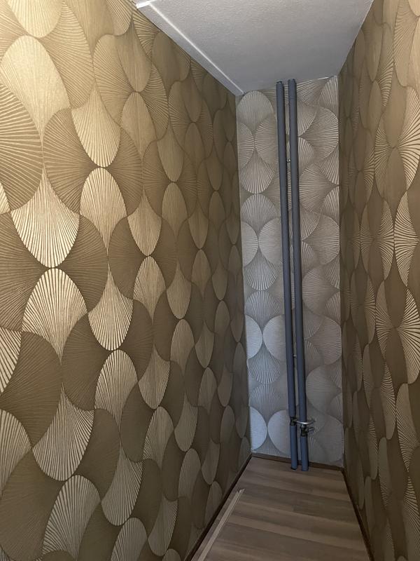 Muurmuur Art deco waaiers - abstractie met zwarte waaiers op een gouden achtergrond- Achtergronden en patronen