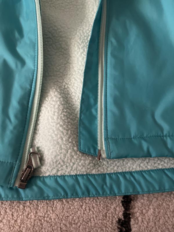 The supper part is broke. I have tried to attach it but it wouldn’t stand