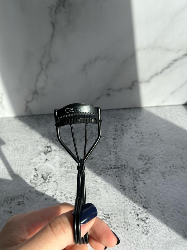 Atraskite essence Blakstienų rietiklis lash curler All the way up