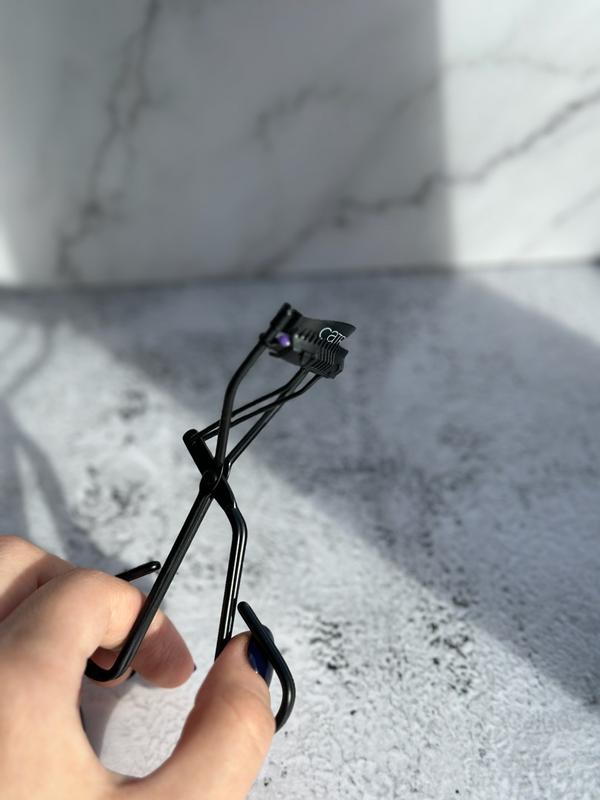 Atraskite essence Blakstienų rietiklis lash curler All the way up