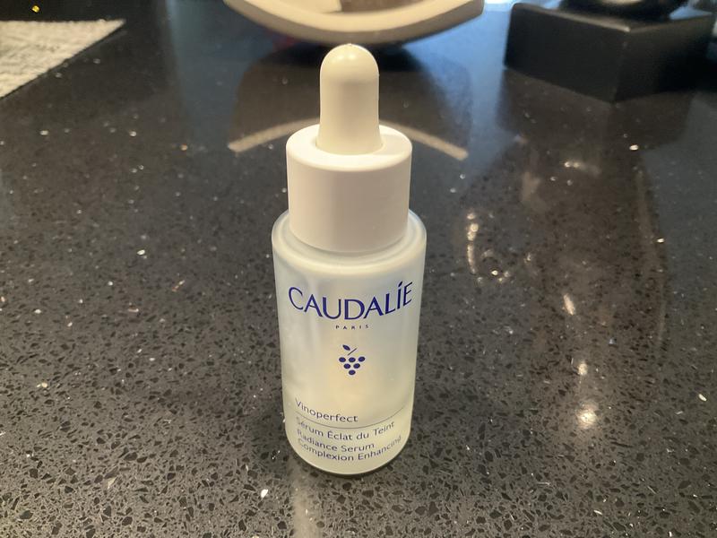 J’utilise ce sérum depuis plusieurs années surtout en voyage et à l’été et je suis très satisfaite des résultats.