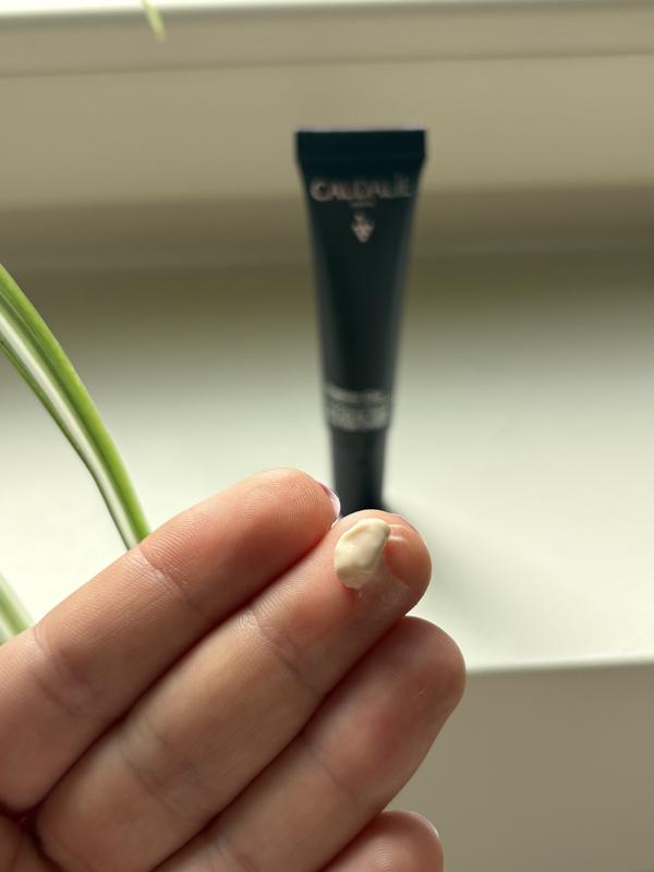 Une crème riche à utiliser dès les premiers signes de fatigue ou de l’âge sur le visage.