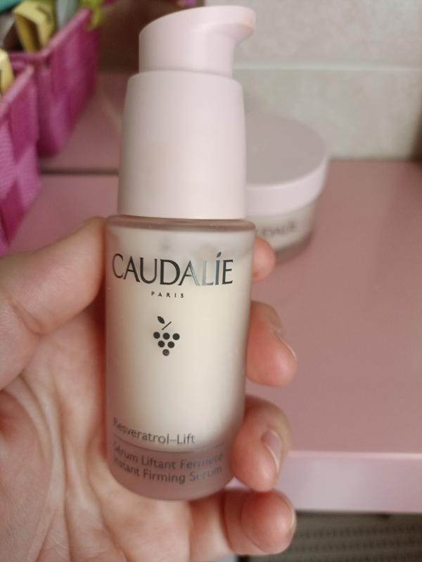 Consistenza setosa e profumo delicato. Anche quando fa caldo il siero sul viso si assorbe subito. La pella ha un colorito più luminoso
