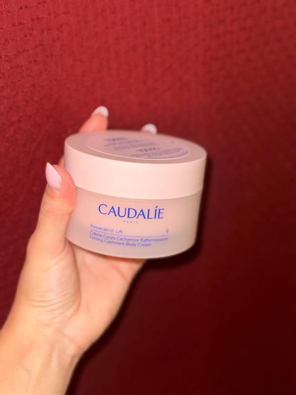 La crème idéale non collante, et délicatement parfumée, qui hydrate et raffermit.
