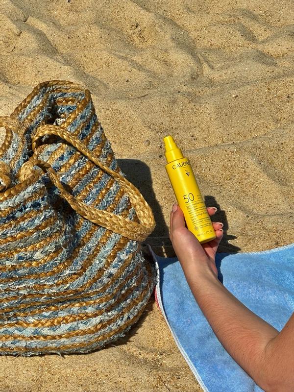 Protetor solar que seca rápido, é leve na pele e n