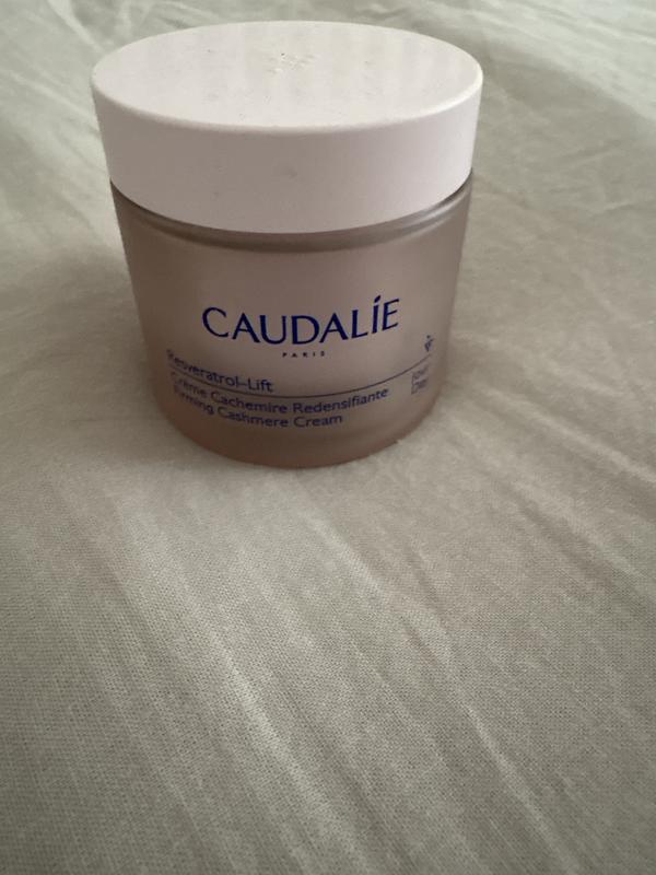 Crème cachemire après utilisation de cette crème un épiderme nette regonfler à mettre tout les jours matin et soir avec le sérum de la même gamme pour un résultats exceptionnels prenez la gamme complète pour de meilleures résultats