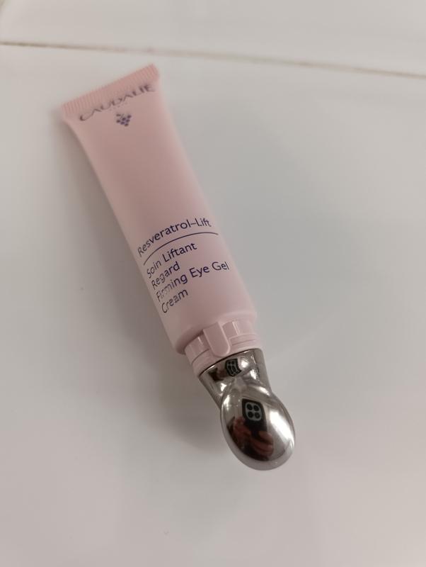Soins très agréable et hyper efficace, son embout est très agréable lorsque on applique le soin et un effet immédiat