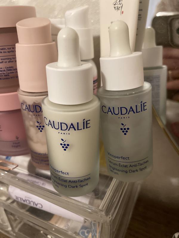 Direkt beim auftragen fühlt sich die Haut super weich an das Gefühl liebe ich. Habe eine empfindliche Haut es ist leicht und reizt meine Haut nicht. Das ist jetzt meine dritte Flasche von Caudalie Vinoperfect Serum.