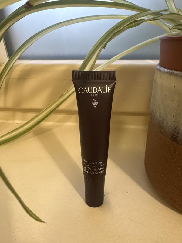 Une crème riche à utiliser dès les premiers signes de fatigue ou de l’âge sur le visage.