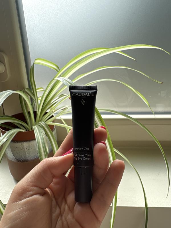 Une crème riche à utiliser dès les premiers signes de fatigue ou de l’âge sur le visage.