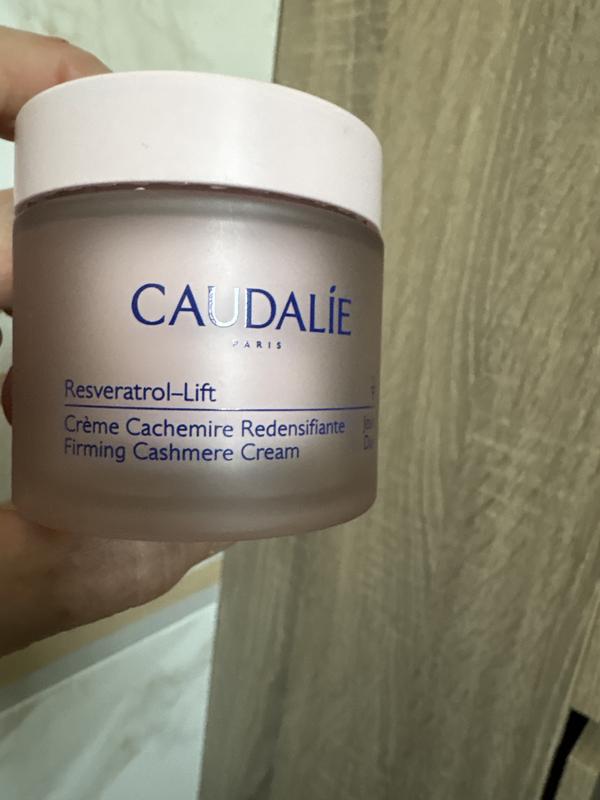 Crème cachemire après utilisation de cette crème un épiderme nette regonfler à mettre tout les jours matin et soir avec le sérum de la même gamme pour un résultats exceptionnels prenez la gamme complète pour de meilleures résultats