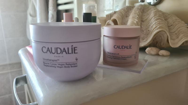 La crema corpo che cercavo, non unge , lascia la pelle setosa,ha un  profumo delicato. E stata una piacevole sorpresa.Un prodotto che raccomando per chi ha la pelle secca e delicata come la mia .