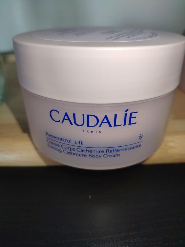 Niet-plakkerige "Cachemire" crème, ideaal om de door lymfoedeem en steunkousen kwensbaar geworden huid te hydrateren en te masseren.