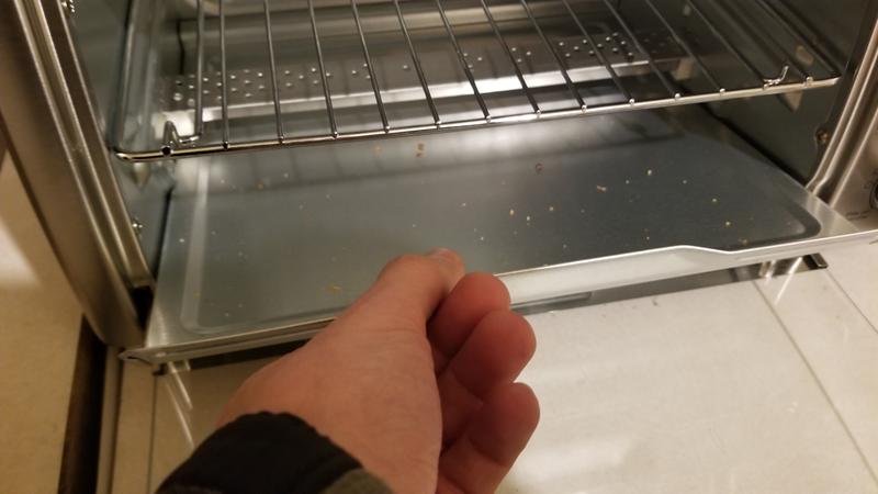 plaque à miettes peu causé des dégâts au fond du four lorsqu'on la retire