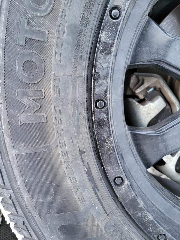 Rubber cracking by bead