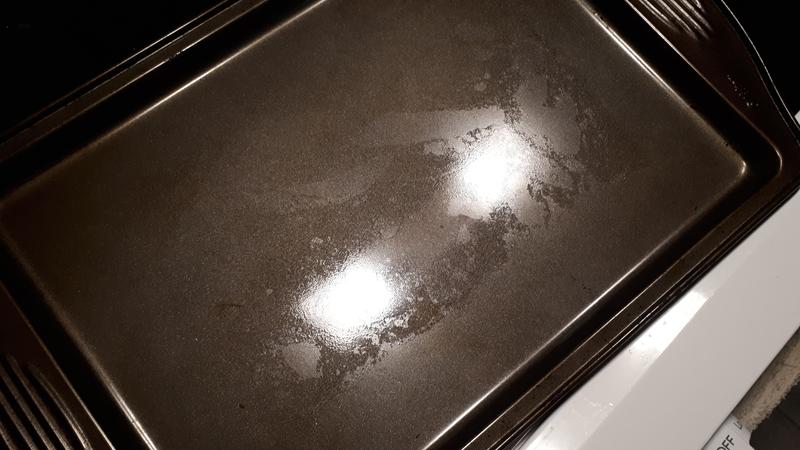 la plaque toute graisseuse et ce n'est pas le gras qui a coulé par les côtés mais bien passé au travers de la feuille Cookina