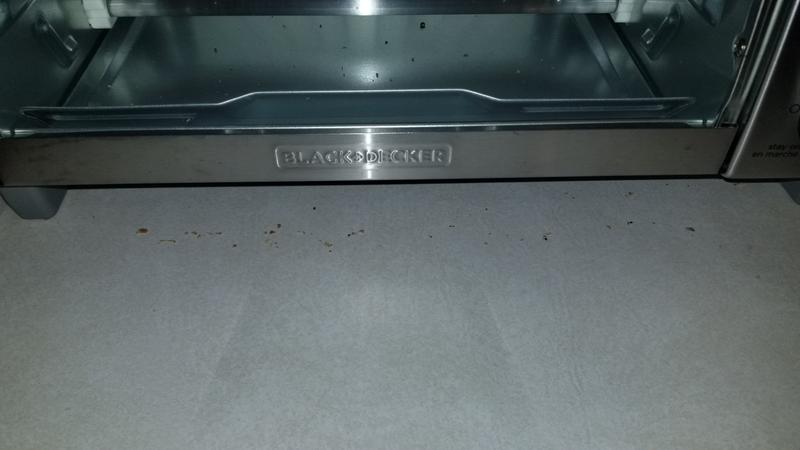 miettes qui passent entre la porte en verre et le four