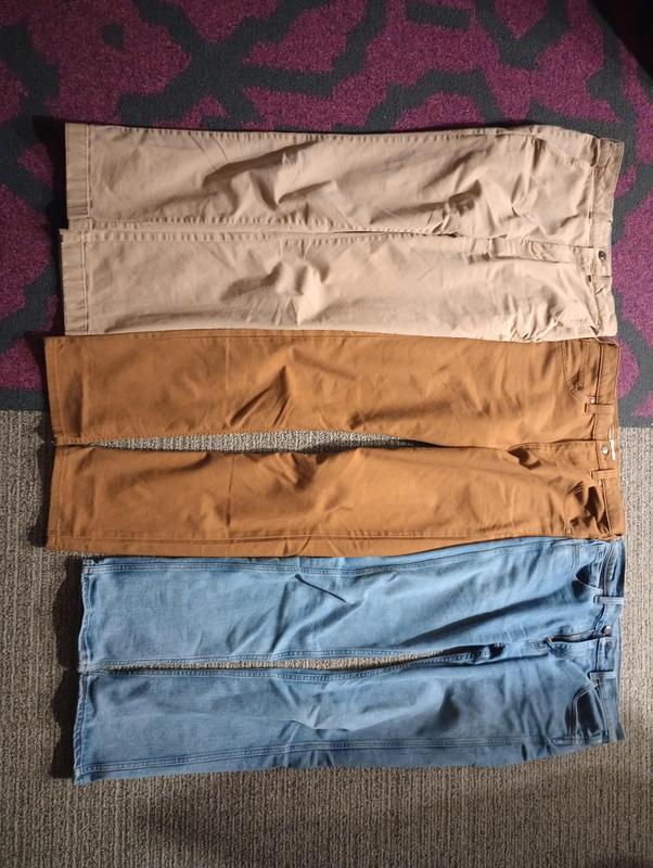 Middle pair is supposed to be 32.  The pants to the left and right are 32