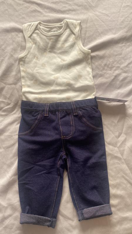 The fabric is elastic and easy to put on the baby, I loved it