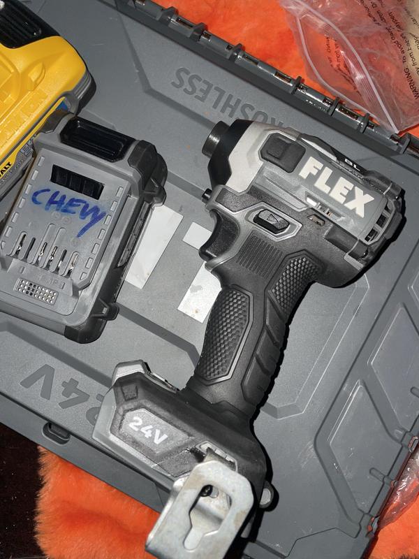 FLEX FX0451-Z Schnellladegerät 24 V, 1120 W, 4 Anschlüsse - Lädt Bis Zu 4 Akkus Gleichzeitig In 30 Min