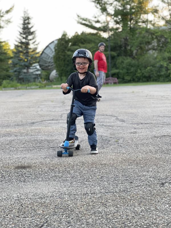 Chillafish Skatie : Skateboard personnalisable pour les enfants à partir de  3 ans, avec une longue plateforme pour plus de stabilité, plusieurs  plateaux colorés et angles arrière pour personnaliser la planche –