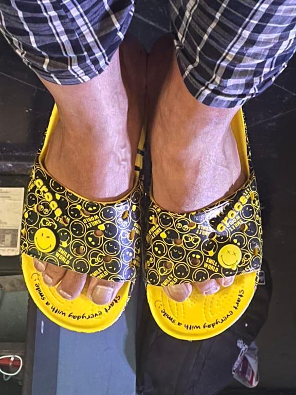 crocs Classic Crocs Smiley Slide Lemon/Black 21SS-I crocs Classic Crocs Smiley Slide Lemon/Black 21SS-I