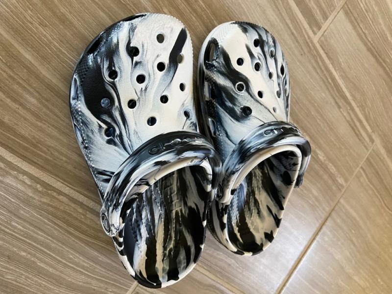 【新品】Crocs メンズデッキシューズ M 9 ブラウン/オレンジ デッキシューズ メンズ 本革 スリーホール カントリー