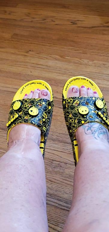 crocs Classic Crocs Smiley Slide Lemon/Black 21SS-I crocs Classic Crocs Smiley Slide Lemon/Black 21SS-I