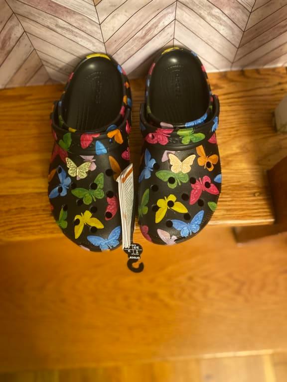 crocs ElevatedGoldButterfly Multi （クロックスエレベイト