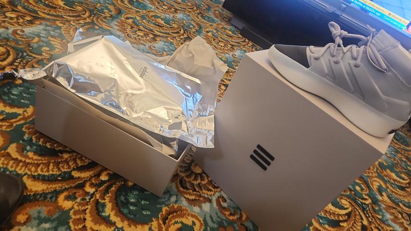 adidas FEAR OF GOD ATHLETICS I BASKETBALL SESAME/CARBON/SESAME