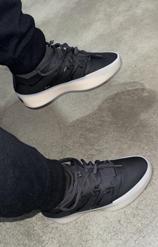 adidas FEAR OF GOD ATHLETICS I BASKETBALL SESAME/CARBON/SESAME