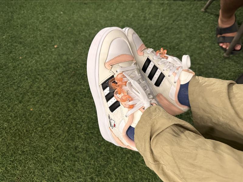 adidas FORUM BONEGA W HELLO KITTY OWHITE/CBLACK/FTWWHT（アディダス