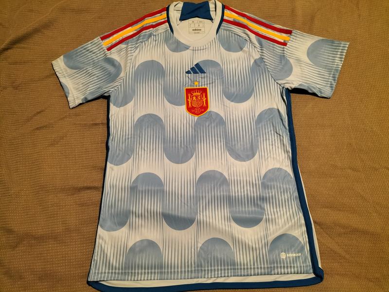 adidas スペイン代表 一見同じ でも 実は違うんです(⁠◔⁠‿⁠◔⁠) adidas スペイン代表 一見同じ でも 実は違うんです(⁠◔⁠‿⁠◔