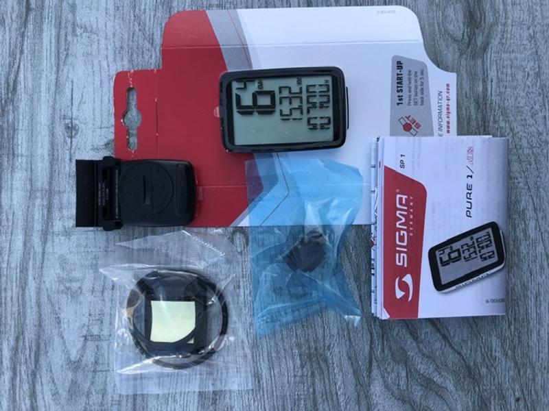 Compteur Sigma sans fil Pure 1 ATS blanc sur cintre vélo