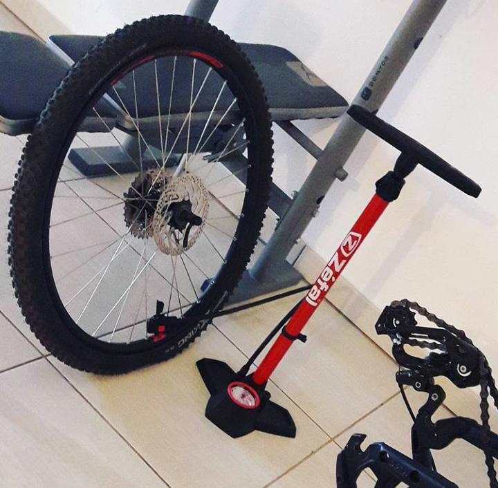 Zéfal Max Blue Mini Pompe Vélo - Pompe Compacte Multisports 4 Bar - Fabriquée En France
