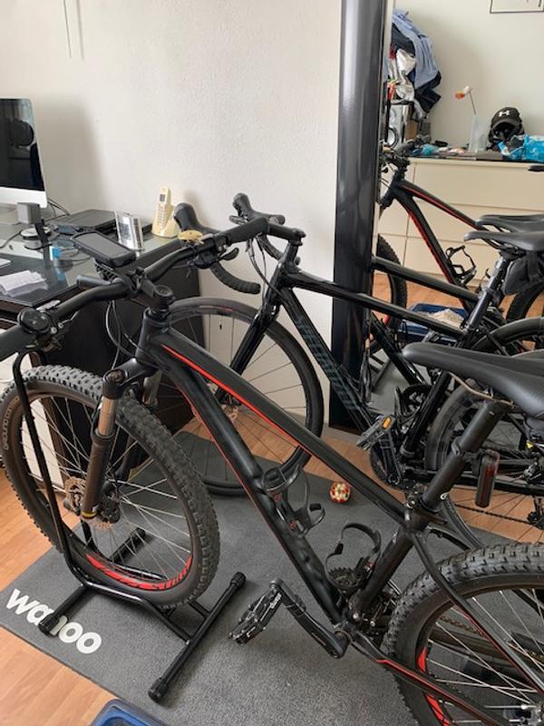 Presentoir-Support 1 Velo Rool Noir Sur Roue Avant-Arriere Compatible de 24″ À 29″ – Gravity Bikes Réunion