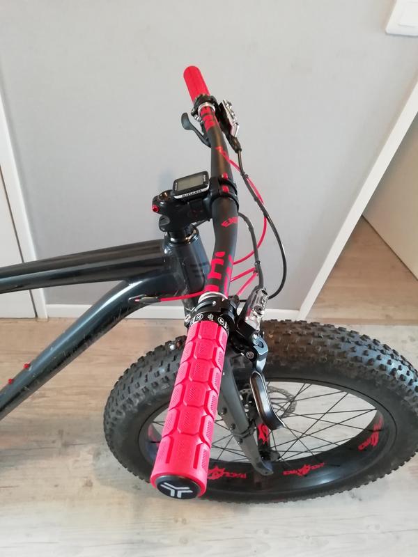 SB3 Grips BIG ONE – Poignées Vélo Grand Confort, Gomme Souple, Lock-on, Camo Bleu Ou Rouge