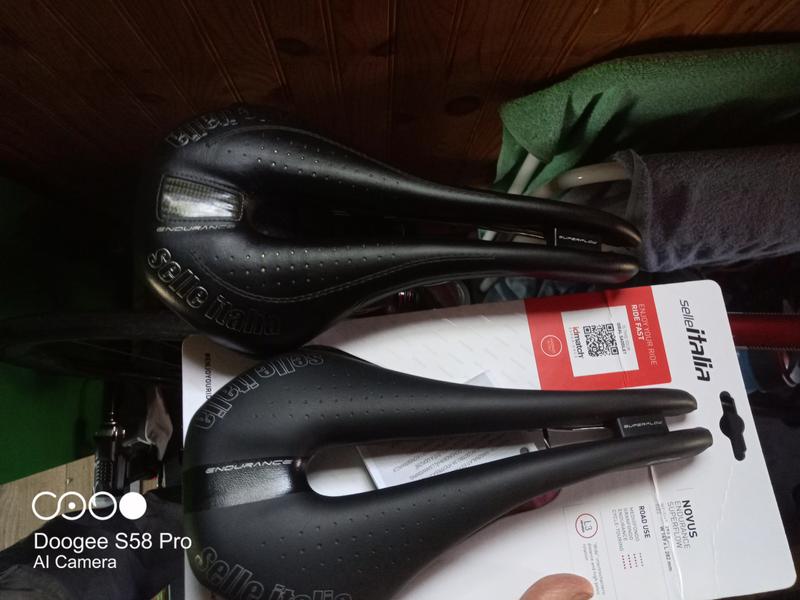 Selle De Vélo Selle Italia Novus SuperFlow - Pour Endurance - Taille Middle - Noire - Neuf