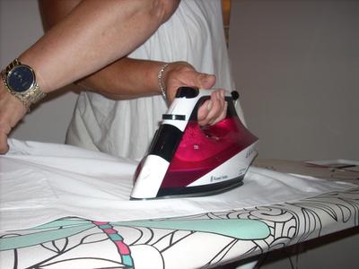 Auto Steam Iron in Red and White 22520 Russell Hobbs