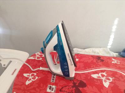 Russell Hobbs Supreme Steam Light Easy Iron 23590 56
