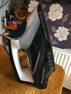 Russell Hobbs Cordless One Temperature 26020 review: it's a cordless iron…  with one temperature!