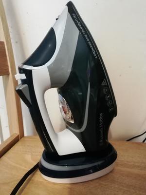 Russell Hobbs Cordless One Temperature 26020 review: it's a cordless iron…  with one temperature!