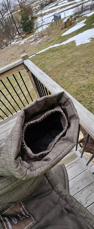 Elastric string around wrist is uncomfortable.