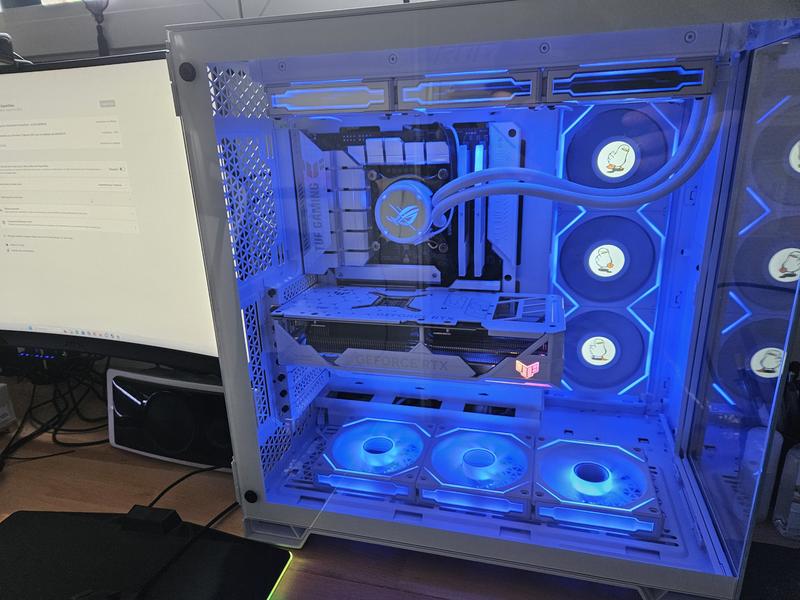 ASUS TUF Gaming GeForce RTX™ 4070 Ti SUPER BTF White OC Edition