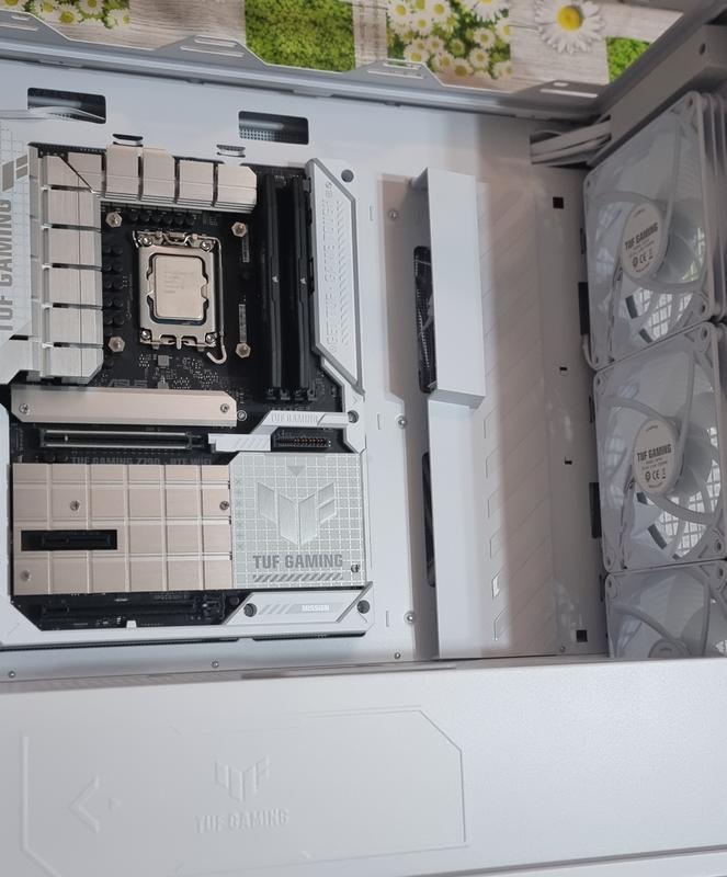 ASUS TUF Gaming GeForce RTX™ 4070 Ti SUPER BTF White OC Edition