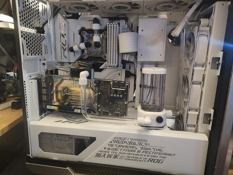 ROG Strix Helios White Edition | Cases | ROG United States