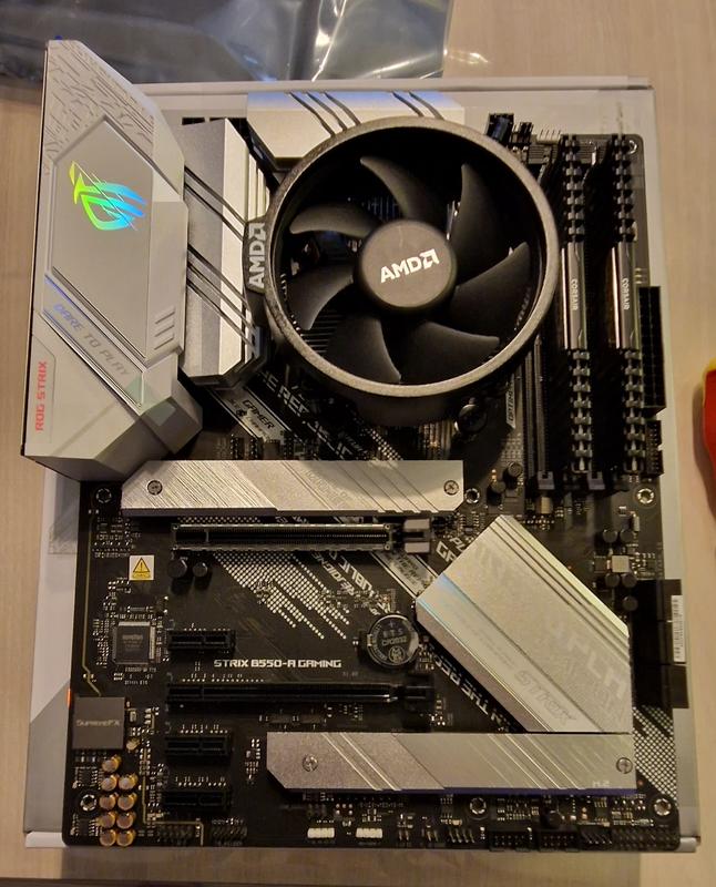 ROG STRIX B550-A GAMING | Cartes mères | ROG France