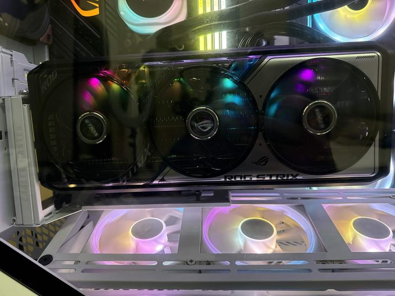 ROG Strix GeForce RTX™ 5070 Ti 16GB GDDR7 OC Edition | ROG