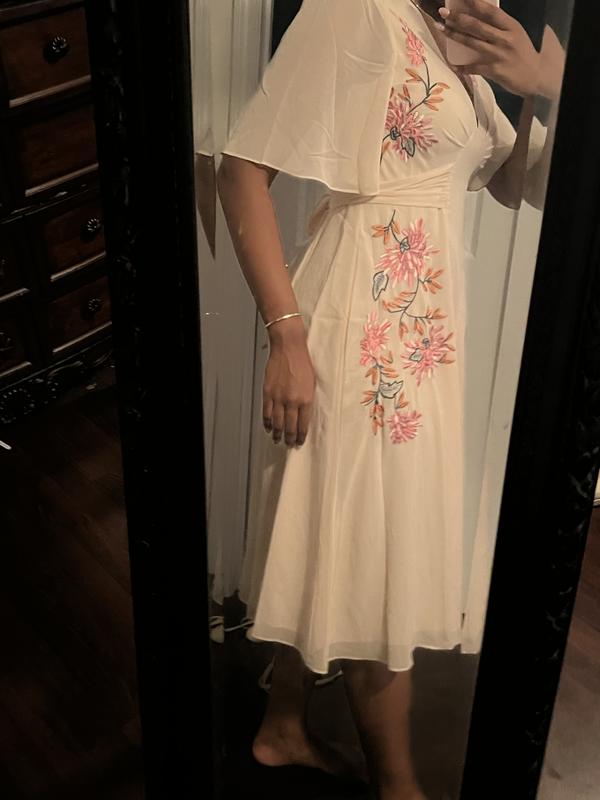 Hope & Ivy tie back embroidered midi dress in peach floral | ASOS
